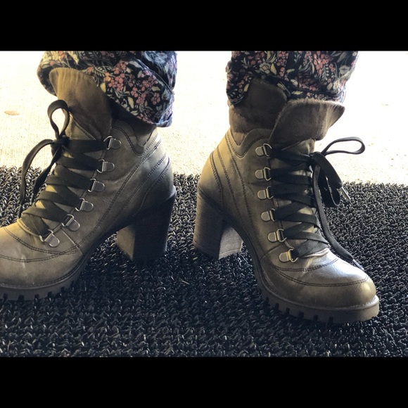 JELLYPOP WOMEN'S GRAY LACE UP HEELED FOLD DOWN JAYNE ANKLE BOOTIES SIZE 7.5 - Picture 9 of 10